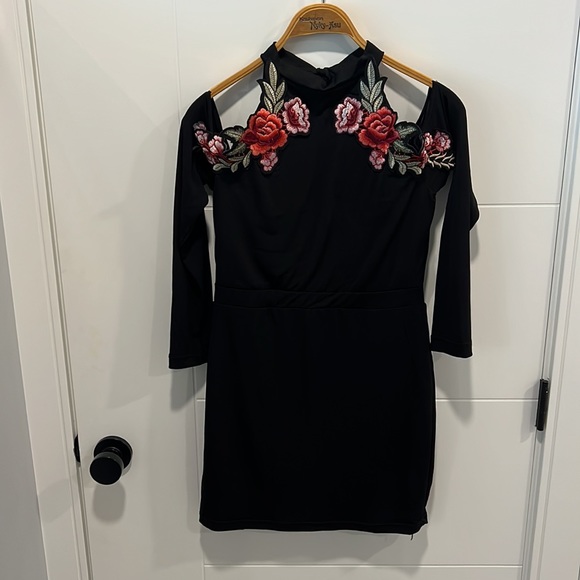 🇺🇸 Paper heart black peekaboo shoulder dress size medium - Picture 2 of 13